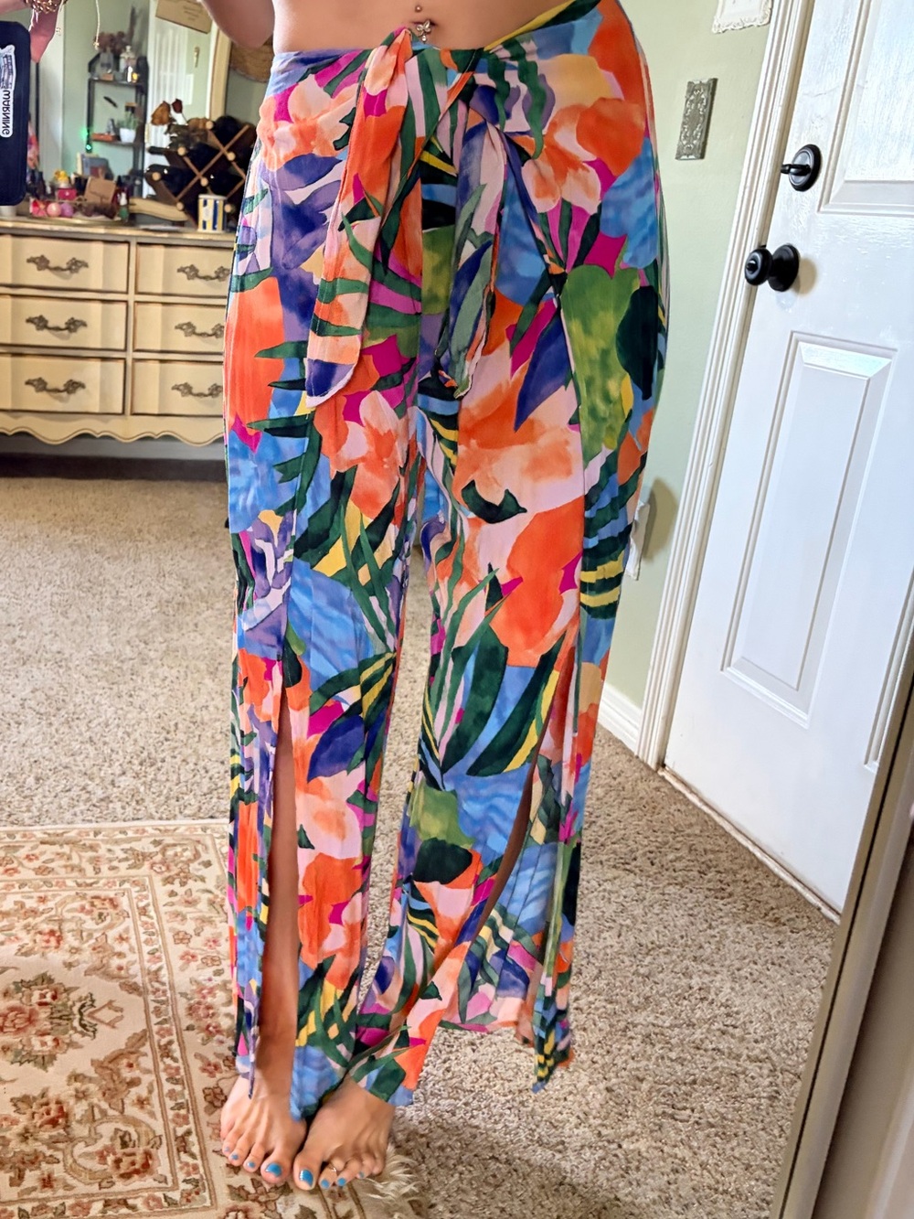 Tropical pants with slits